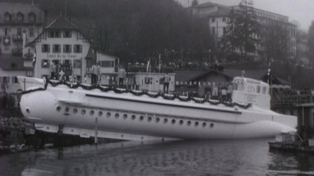 Mise à l'eau du Mésoscaphe au Bouveret en 1964. [RTS]