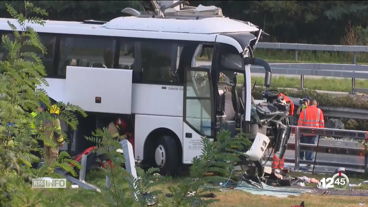 Un grave accident de la circulation impliquant un car immatriculé en Allemagne a eu lieu dimanche matin à Lugano.