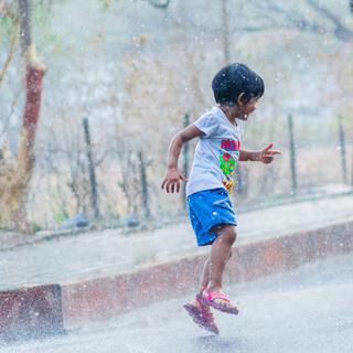 Enfant dansant lors de la mousson [fotolia - sugitas]
