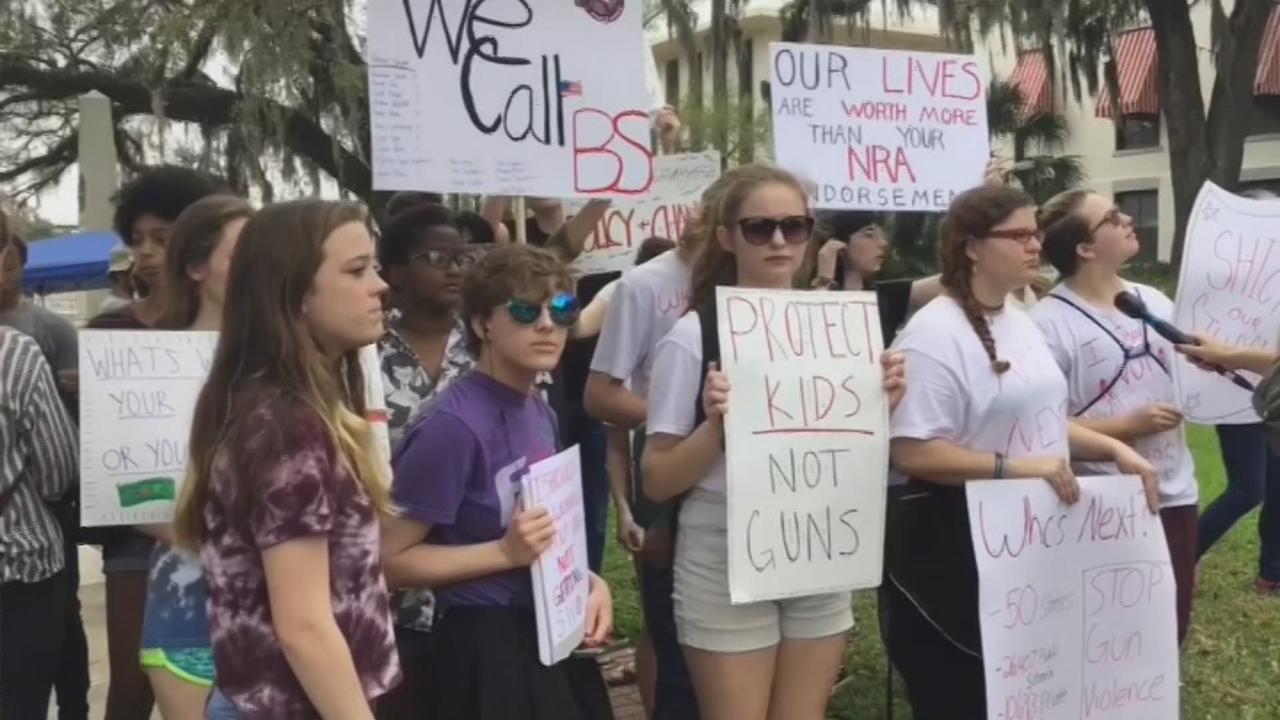 Manifestation en Floride une semaine après la tuerie de Parkland