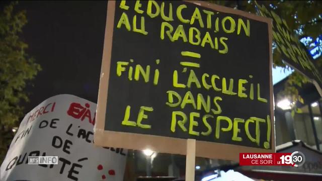 Une soixantaine de structures à Lausanne ont débrayé dès 14h. Les éducateurs sont en colère en raison des nouvelles normes.
