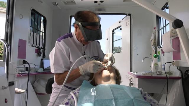 Un dentiste visite les EMS du Valais avec son cabinet dentaire itinérant