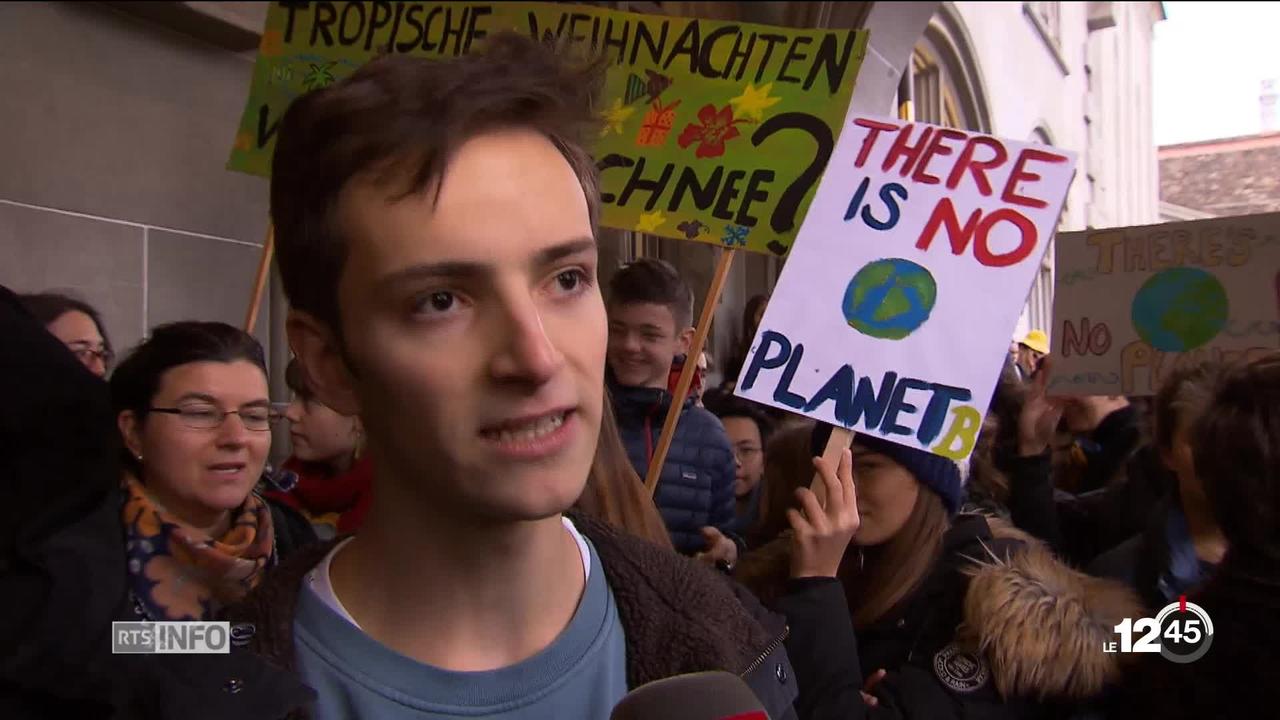 Des jeunes descendent dans la rue en Suisse pour exiger des mesures urgentes face au changement climatique.