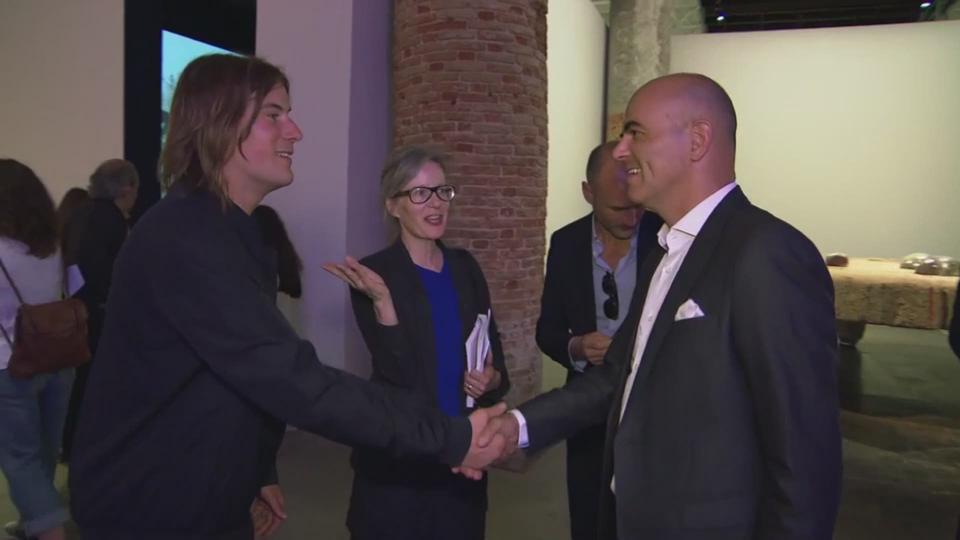 L'artiste Julian Charrière rencontre Alain Berset à Venise