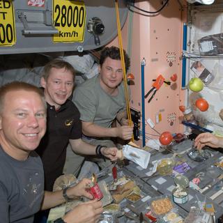 Repas de l'équipage de l'ISS [Nasa / DP]