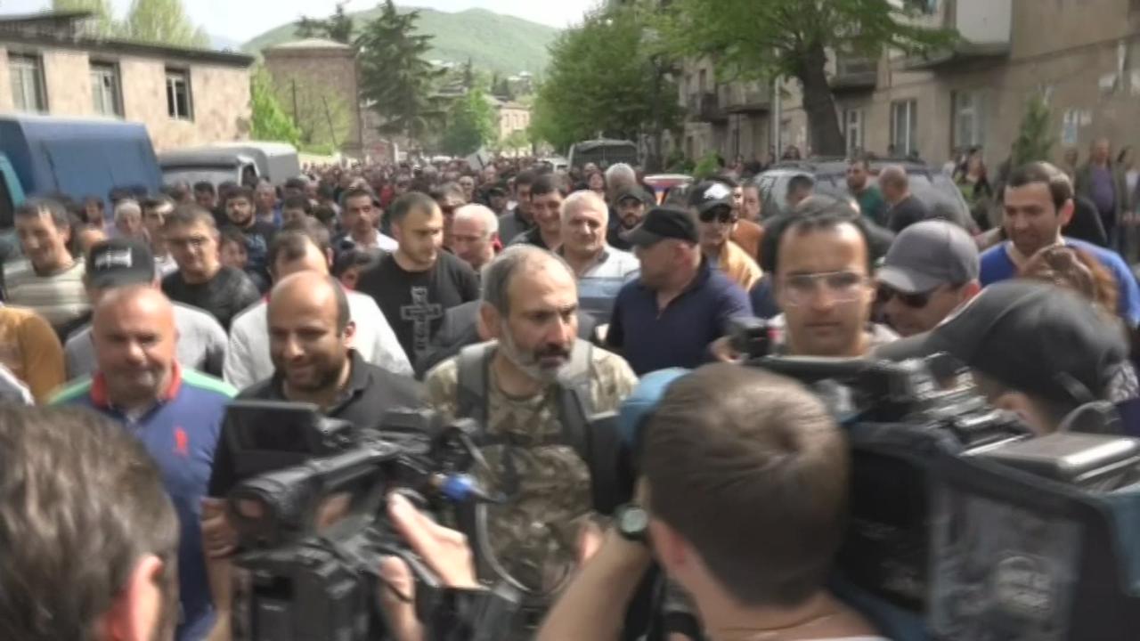 L'opposition arménienne manifeste pour peser sur l'élection de mardi.