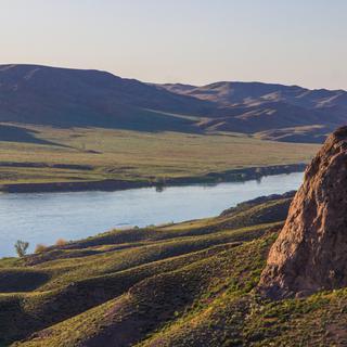 La rivière Ili coule dans les steppes du Kazakhstan [fotolia - allenkayaa]