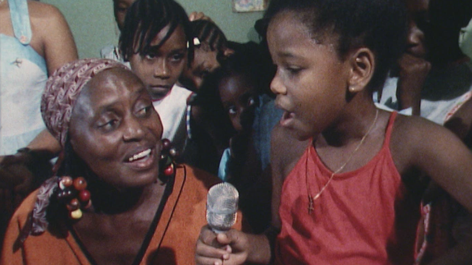 Miriam Makeba chante avec sa petite-fille [RTS]