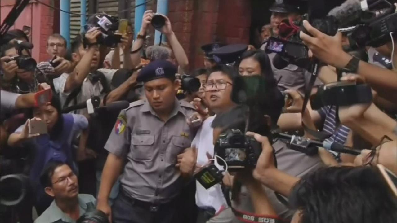 Les journalistes birmans condamnés sortent du tribunal