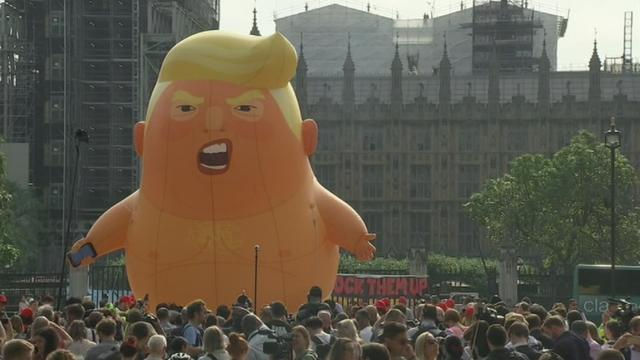 Un bébé à l'effigie de Donald Trump flotte dans le ciel londonien