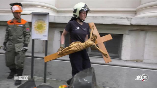 Genève: des spécialistes de la protection des biens culturels s'affairent dans l'église du Sacré-Coeur, ravagée hier par le feu