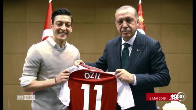 La star de la Mannschaft Mesut Özil quitte l'équipe nationale. La question de l'origine des joueurs crée la polémique