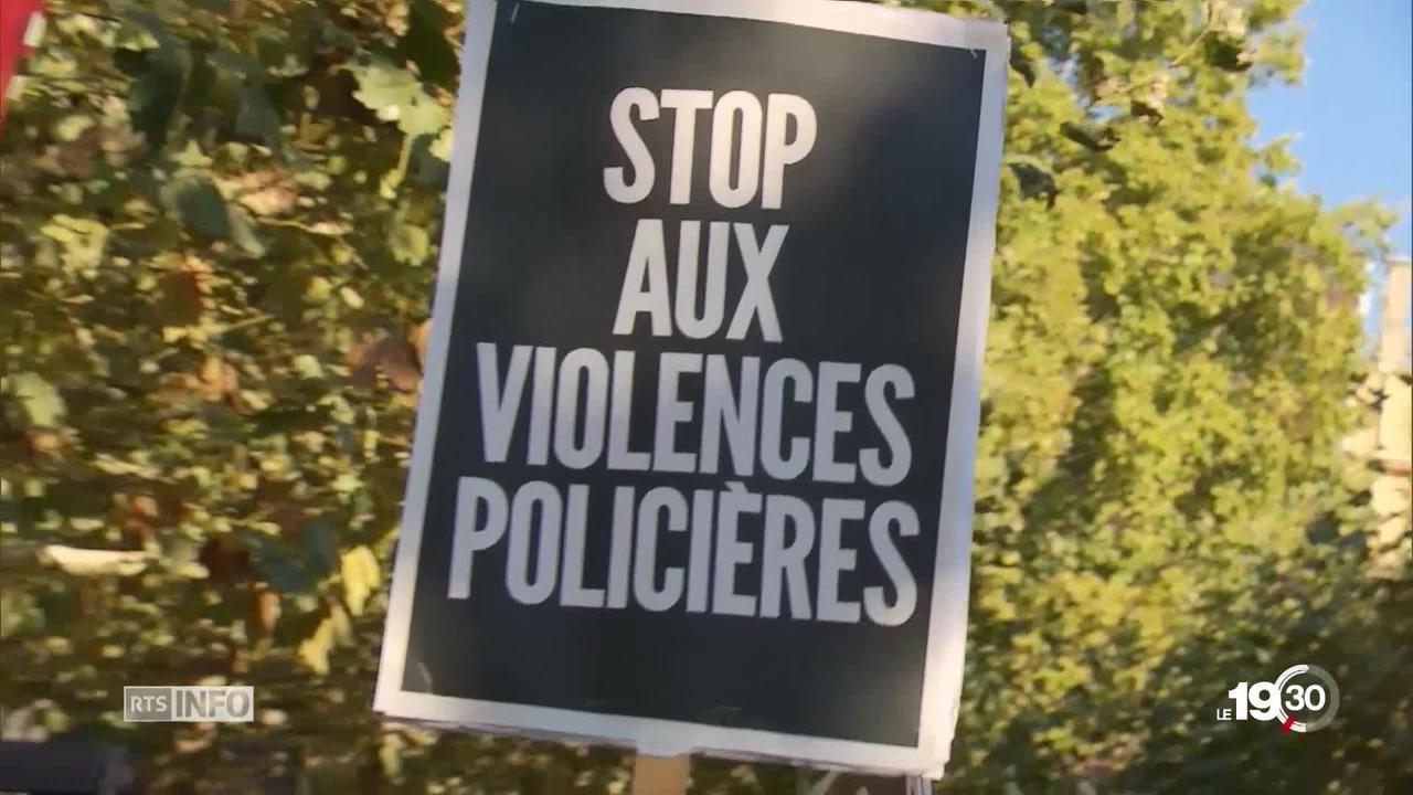 Près de 300 personnes manifestent à Lausanne contre les violences policières suite à la mort d'un Nigérian en février.