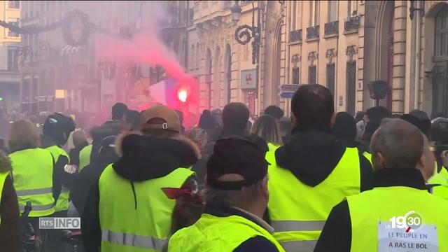 En France, les gilets jaunes poursuivent leurs manifestations. Nicolas Hulot estime que cette crise aurait pu être évitée.