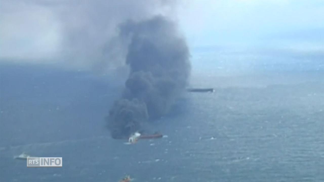 Vue sur le pétrolier iranien en flammes au large de la Chine.