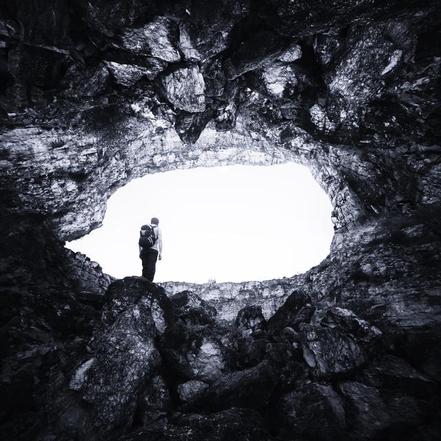 Homme à l'entrée d'une grotte [fotolia - andreiuc88]