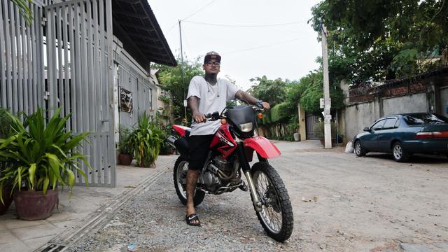 Le Khmericain Khan Hin, au Cambodge depuis 2014, devant son travail [RTS - Sidi Yansané]