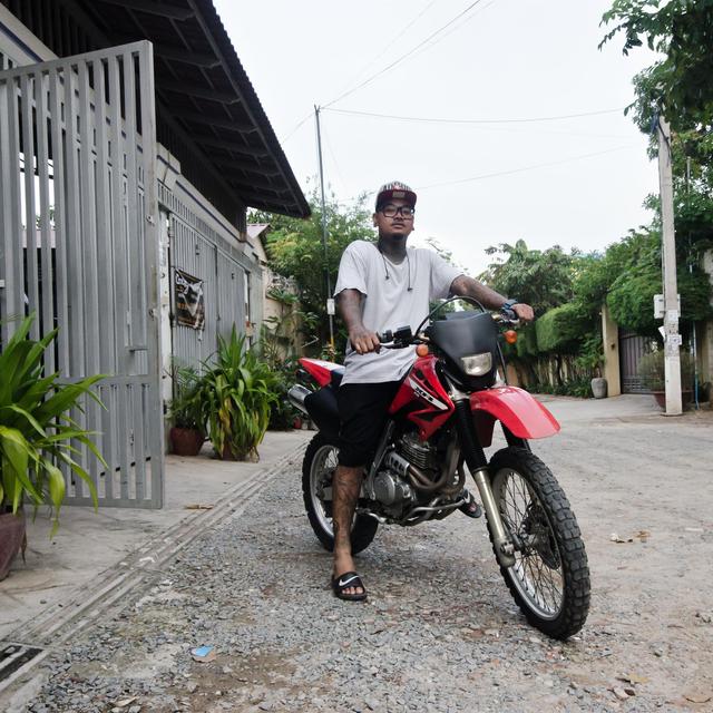 Le Khmericain Khan Hin, au Cambodge depuis 2014, devant son travail [RTS - Sidi Yansané]