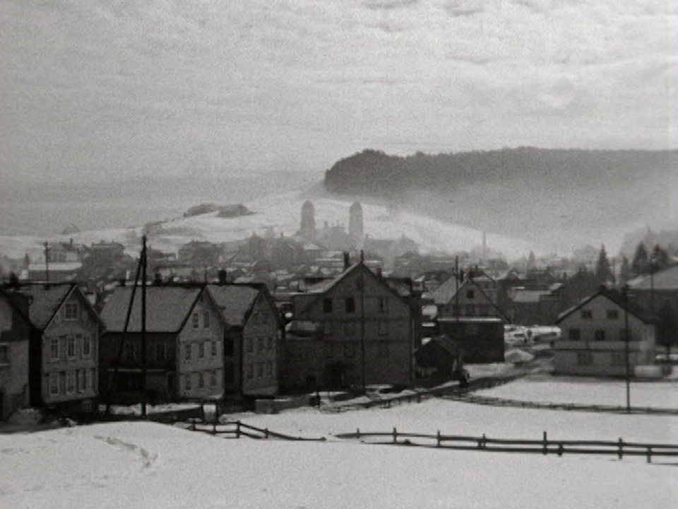 Le village d'Einsiedeln et son abbatiale en 1952. [RTS]