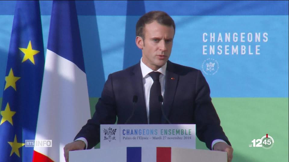 Entendre l'alarme sociale sans renoncer à l'urgence environnementale, c'est la teneur du discours d'Emmanuel Macron.