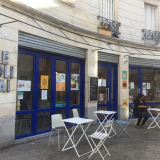 Le Joli Mai, café associatif de Saint-Ouen, banlieue parisienne [RTS - Charlie Dupiot]