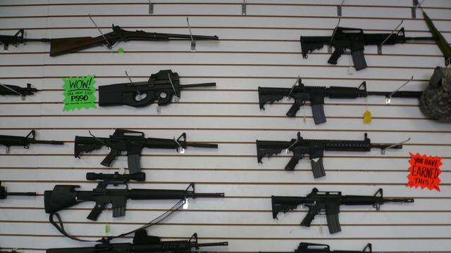 Fusils automatiques dans un magasin d'armes, USA. [CC by SA - Cory Doctorow]