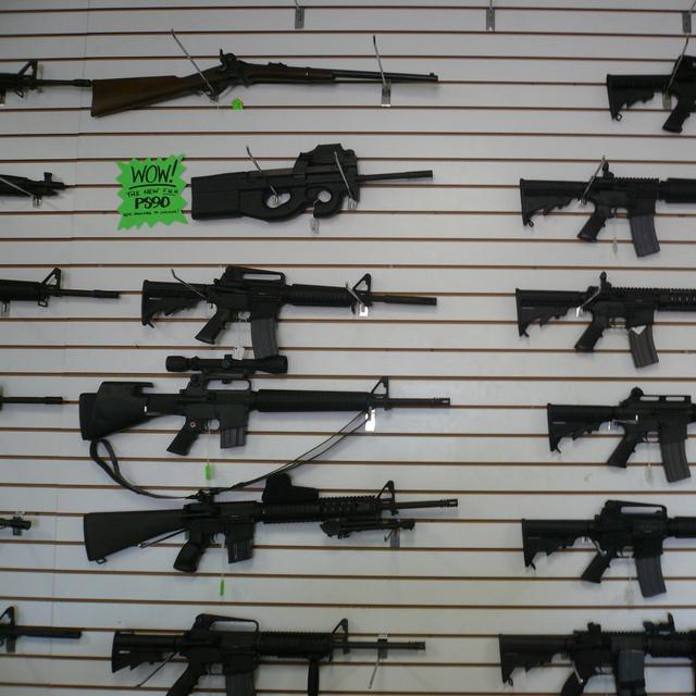 Fusils automatiques dans un magasin d'armes, USA. [CC by SA - Cory Doctorow]