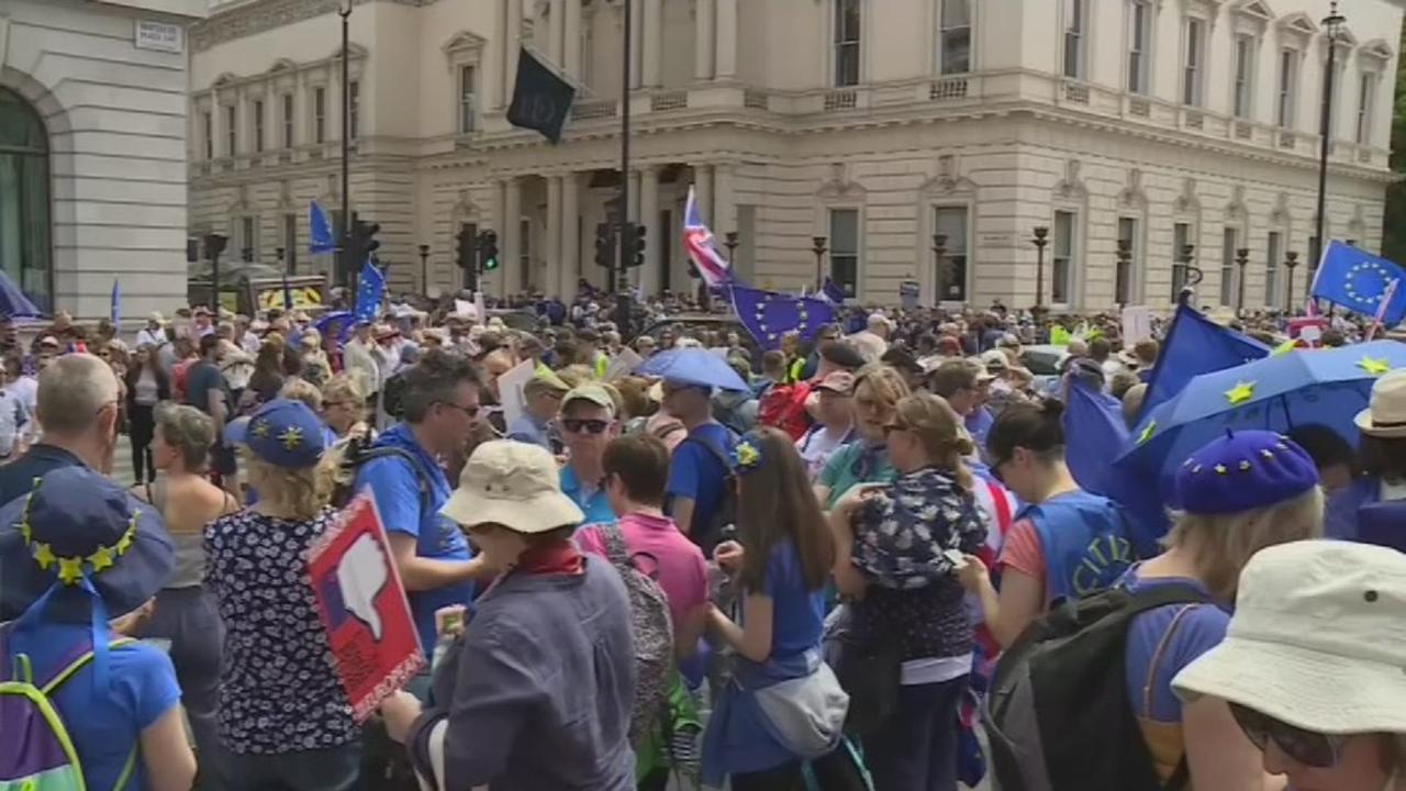 Des milliers de manifestants réclament un second vote sur le Brexit à Londres