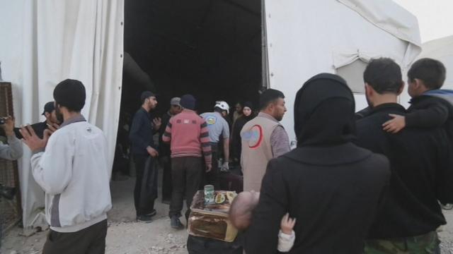 Des rebelles syriens et leurs familles arrivent à al-Bab