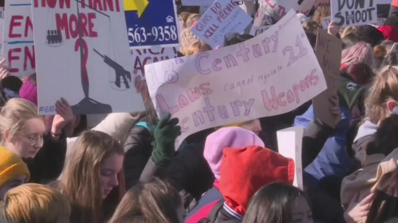 Des élèves manifestent contre les armes à feu devant la Maison Blanche.