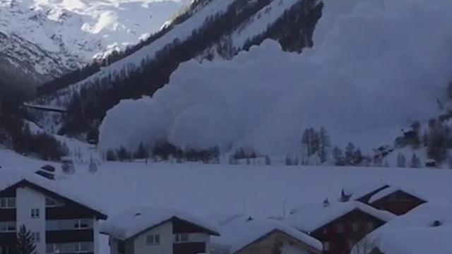 Une avalanche impressionnante filmée par un guide de montagne à Täsch, en dessous de Zermatt