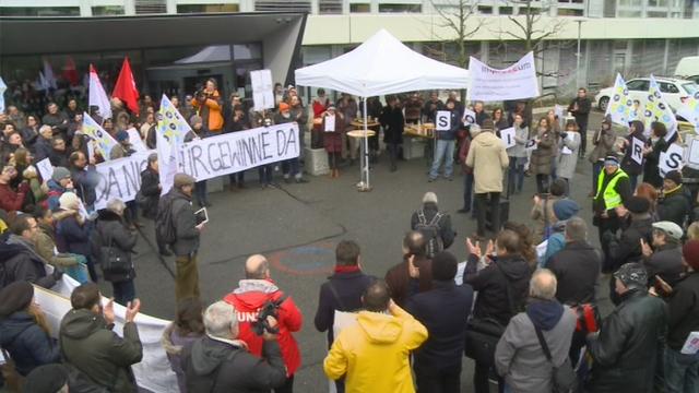 Le personnel de l'ATS manifeste devant la RTS