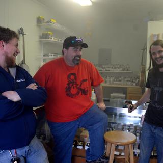 Andrew Taylor (d), Aaron Combs (centre),  Kyle Phillips un client à The Tapering Vapor [RTS - Cerise Maréchaud]