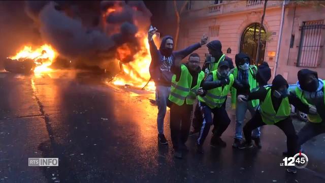 Débordements des "gilets jaunes" à Paris : Emmanuel Macron condamne