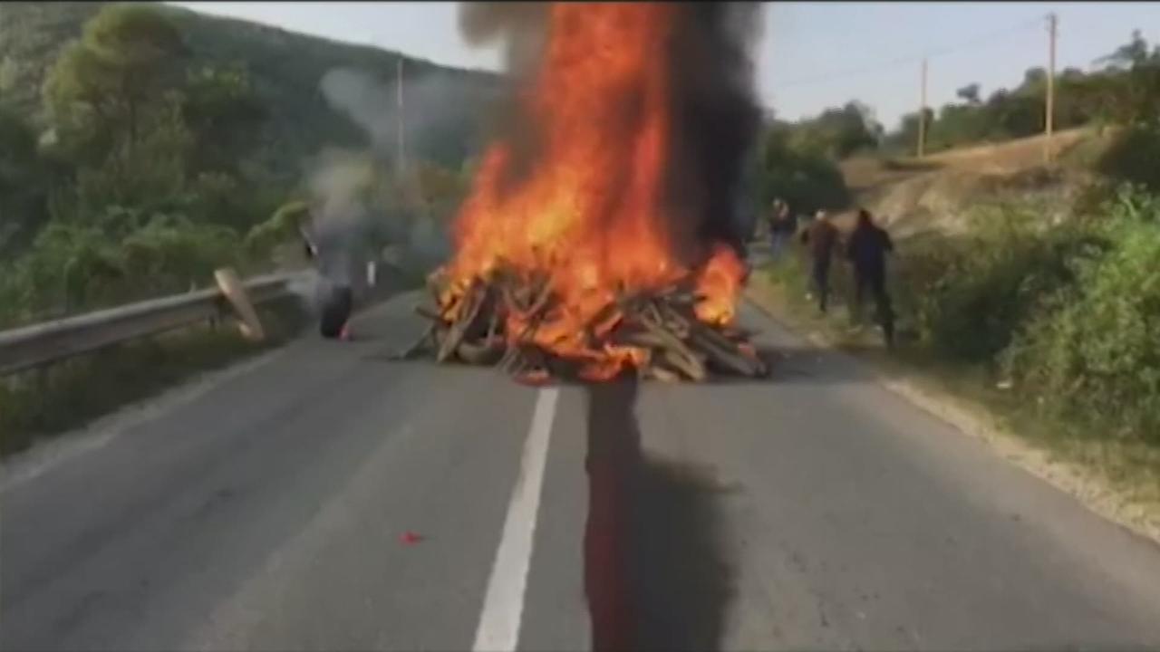 Des Albanais du Kosovo bloquent une route