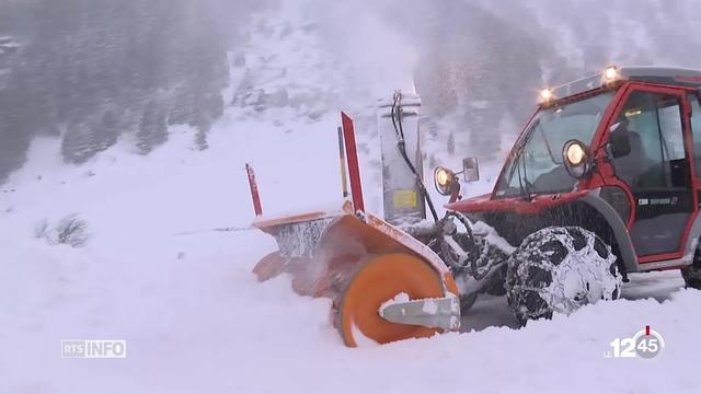 La neige a fait son apparition en Suisse centrale. Des villages luttent pour ne pas être bloqués.