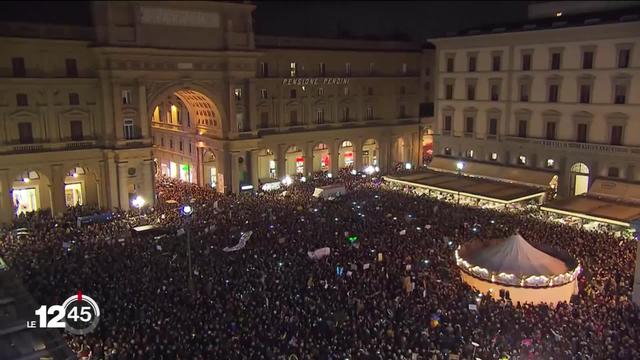 A Florence, des milliers de "sardines" serrées et rassemblées contre la politique de Matteo Salvini