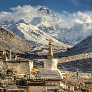 Monastère Rongbuk avec vue sur l'Everest, Tibet [CC by SA - Göran Höglund]
