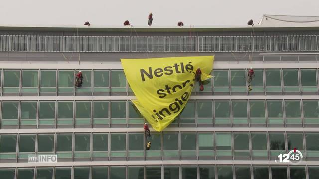 Mardi matin, des militants de Greenpeace ont déployé des banderoles sur les façades du siège de Nestlé à Vevey.