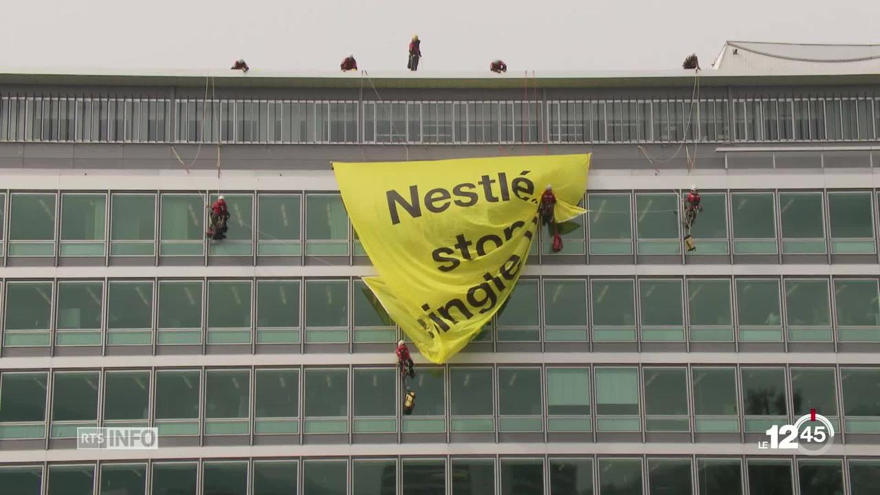 Mardi matin, des militants de Greenpeace ont déployé des banderoles sur les façades du siège de Nestlé à Vevey.