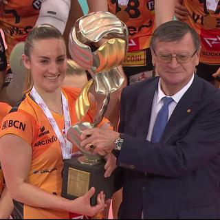 Volleyball, finale dames: la remise du trophée aux joueuses du NUC