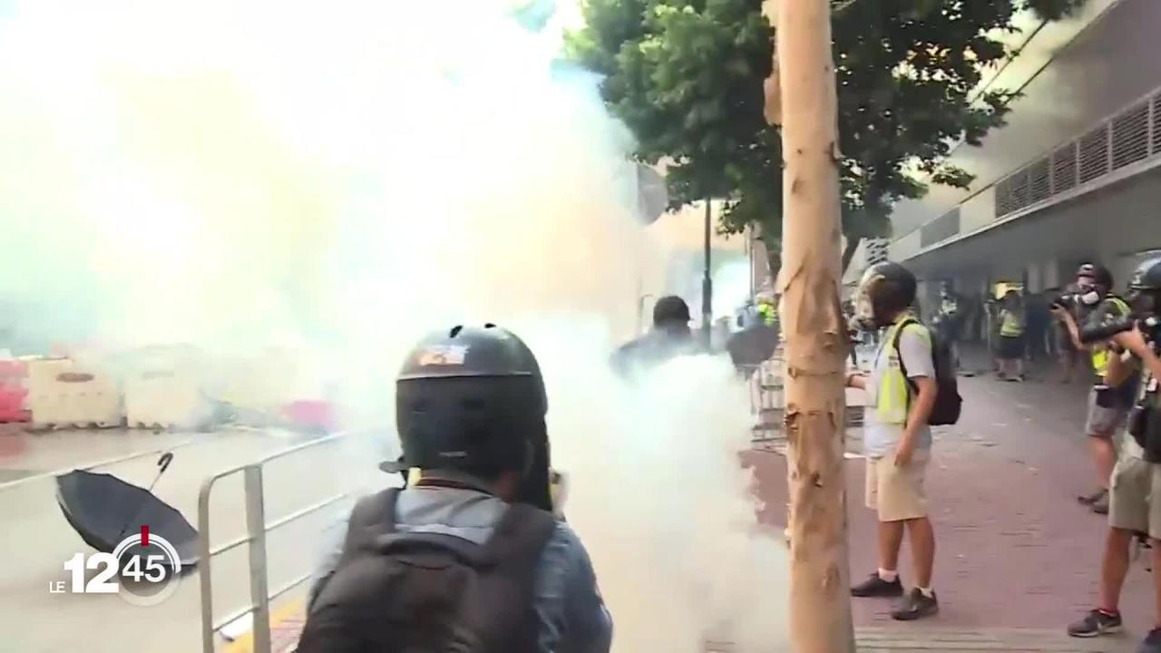 A Hong Kong, les manifestants dressent des barricades et perturbent les transports