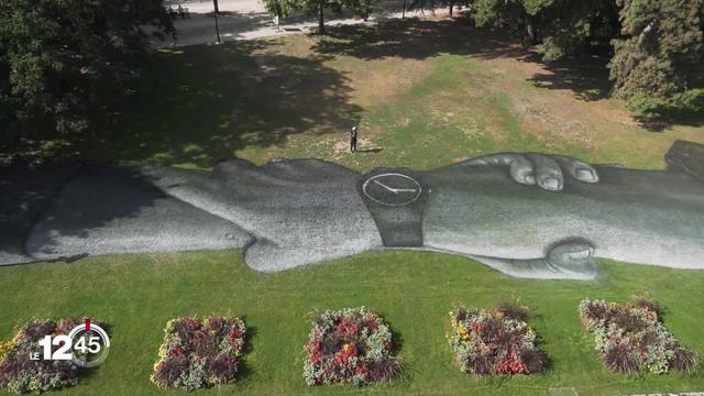 Des oeuvres biodégradables de l'artiste français Saype ont été inaugurées ce matin dans deux parcs genevois.