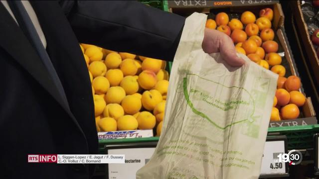 La Suisse a déjà considérablement réduit la consommation de sacs plastiques, mais il reste des progrès à accomplir.