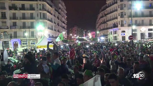 En Algérie, Abdelaziz Bouteflika s'en va, mais le pouvoir de l'armée demeure. La rue réclame des élections libres.