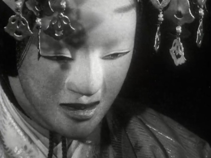 La tradition des masques dans le théâtre japonais en 1963. [RTS]