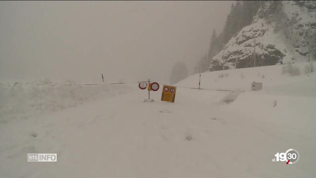 La neige tombée en abondance en Suisse a provoqué de nombreuses perturbations. Plusieurs routes sont coupées.