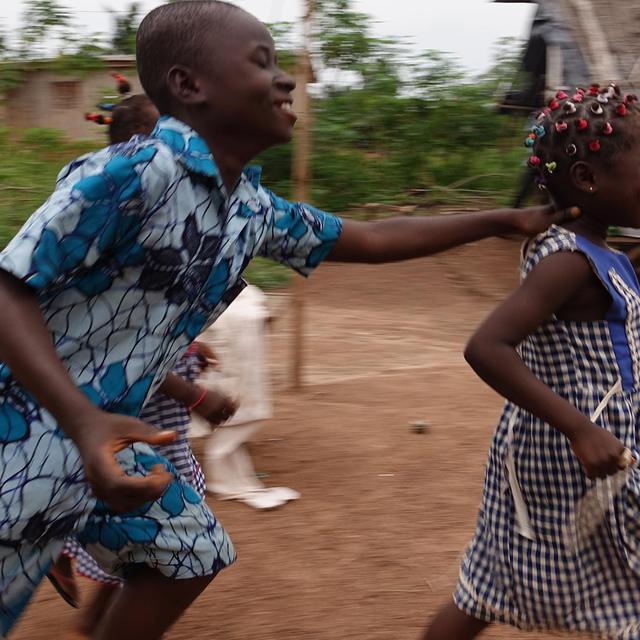 Dans un village de Côte d'Ivoire, André Mon Désir et Nahomie font courir et jouer leur petit frère non-voyant Hermann. [avsi.org - Giovanni de Vito]