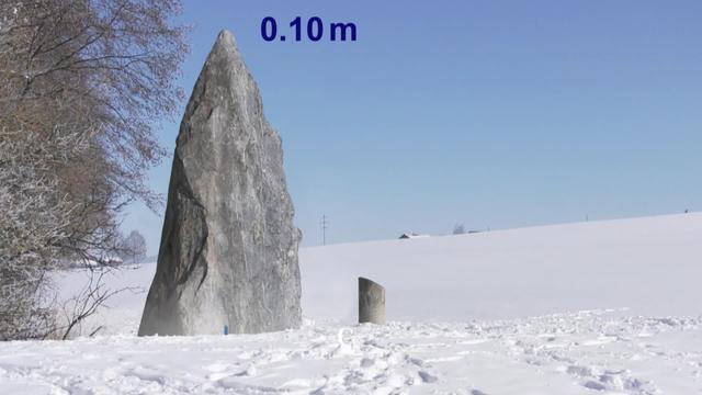 Le plus grand menhir de Suisse mesure 5,6 mètres et pèse 25 tonnes. Il marque la frontière entre les cantons de Vaud et Fribourg