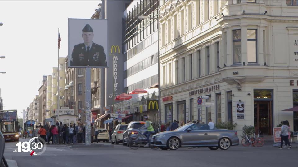 En Allemagne, le Check Point Charlie est un lieu touristique emblématique, mais critiqué par de nombreux berlinois.